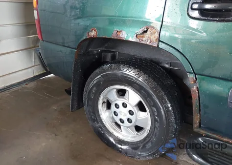 2001 Chevrolet Tahoe Ls z USA, uszkodzony, nr VIN 1GNEK13T81J142207